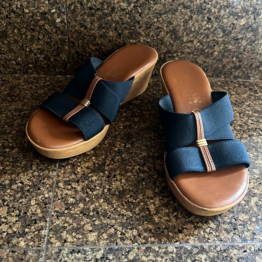 Italian Shoemakers Wedge Shoes Size 7 in Navy Blue